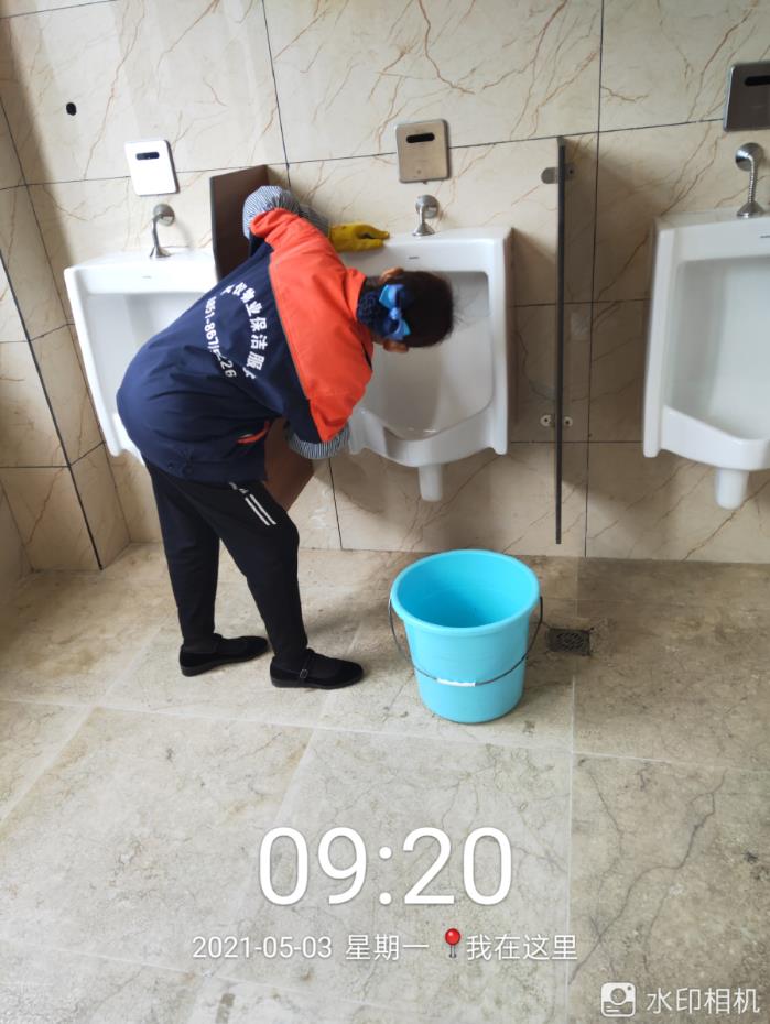 贵州易初明通工程机械维修服务有限公司办公区域及道路保洁